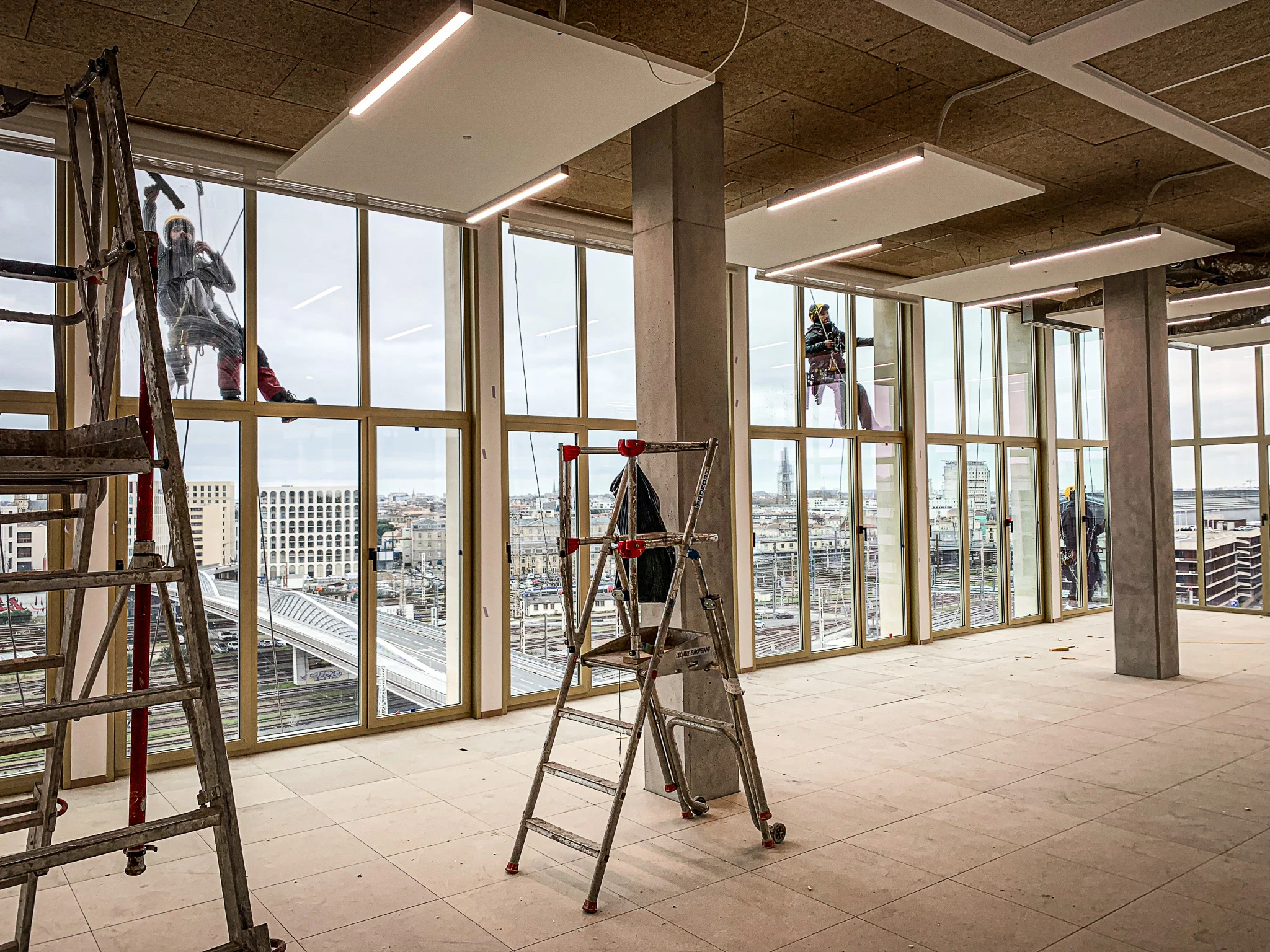 Nettoyage de vitres de fin de chantier et pose de points d’ancrage intérieurs
